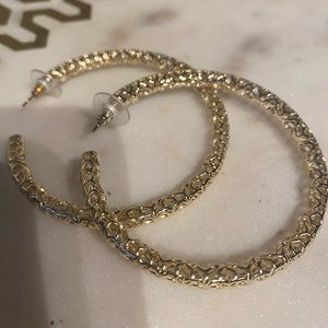 Kendra Scott Maggie Hoops in Gold